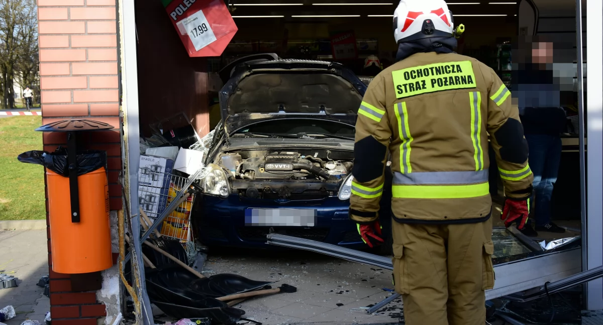 Starszy kierowca wjechał samochodem do sklepu w Starych Oborzyskach
