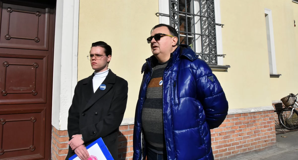 Zdjęcie przedstawia Nikodema Szymańskiego (Nowoczesna) i Marka Krajewskiego (KOD)