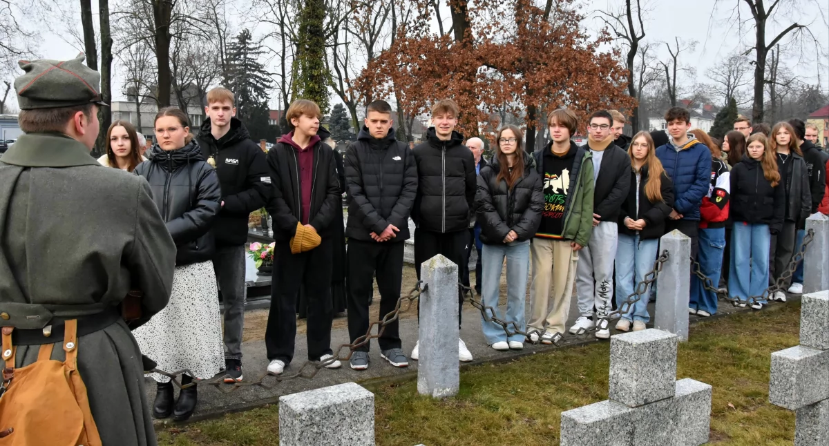 Uroczystość ustawienia pamiątkowych tabliczek przy grobach powstańców na Starym Cmentarzu Parafialnym w Kościanie