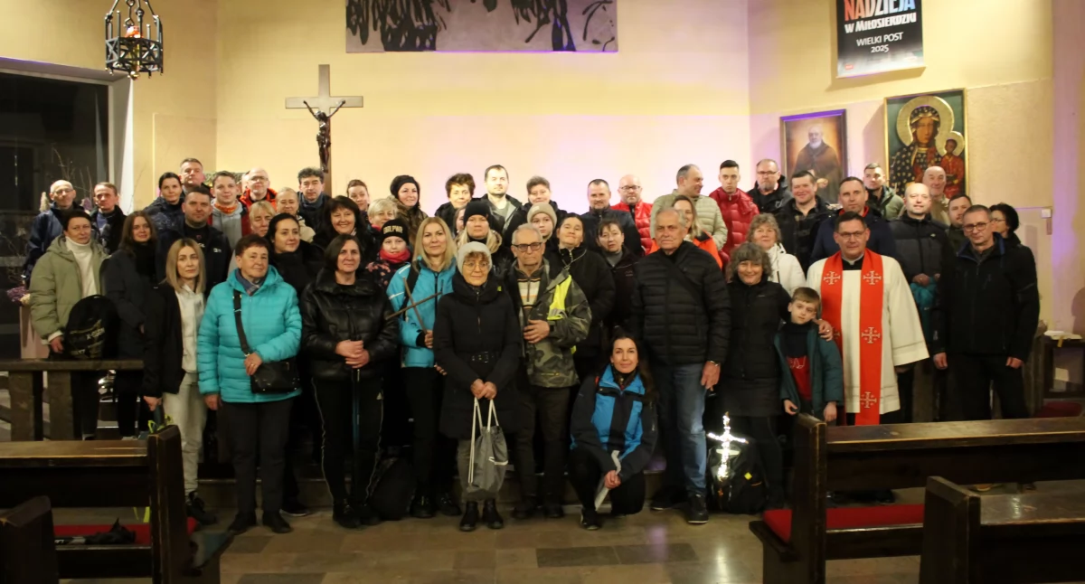 Uczestnicy Nocnej Drogi Krzyżowej 2025