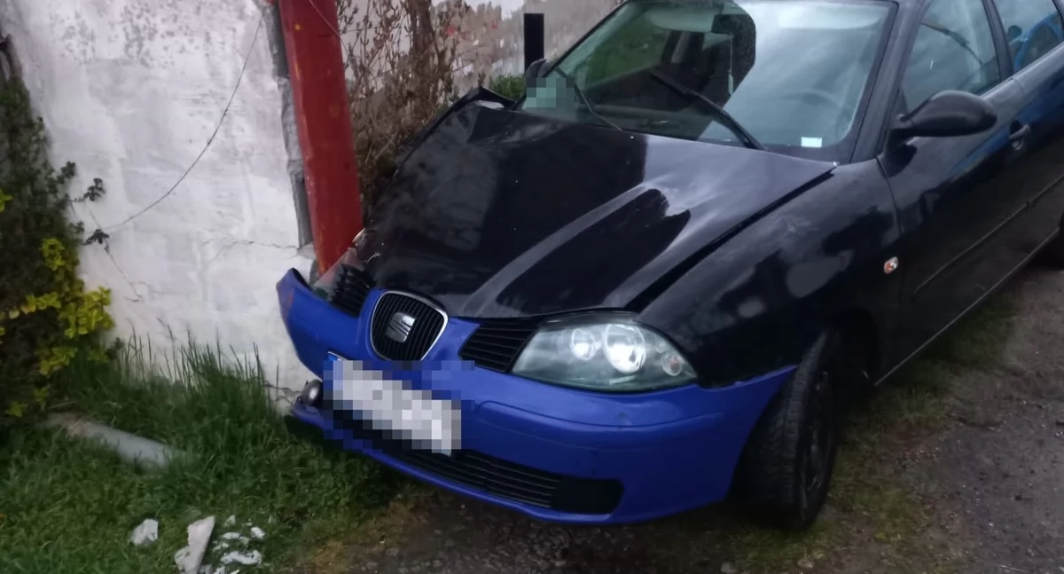 Auto po kolizji z płotem