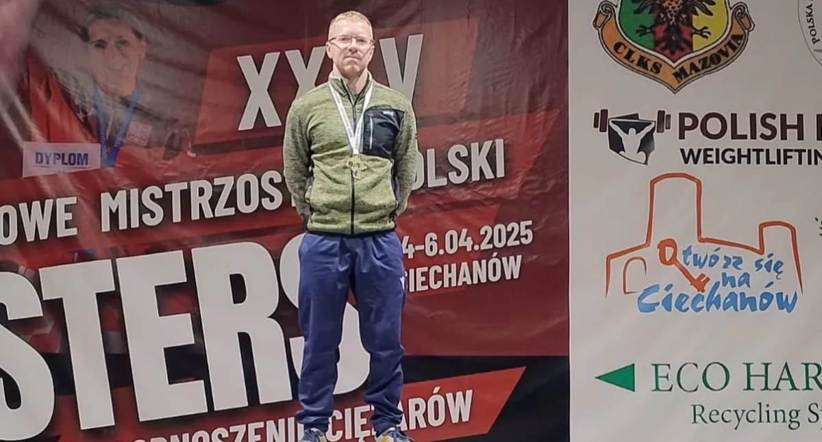 Jakub Synak z Kobry Kościan podczas Mistrzostw Polski Masters w podnoszeniu ciężarów