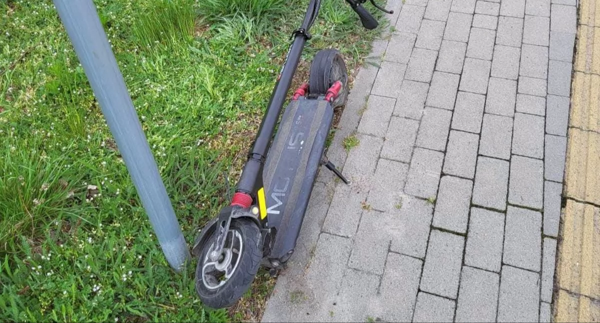 Wypadki drogowe, Kolizja samochodu hulajnogą latka trafiła szpitala - zdjęcie, fotografia