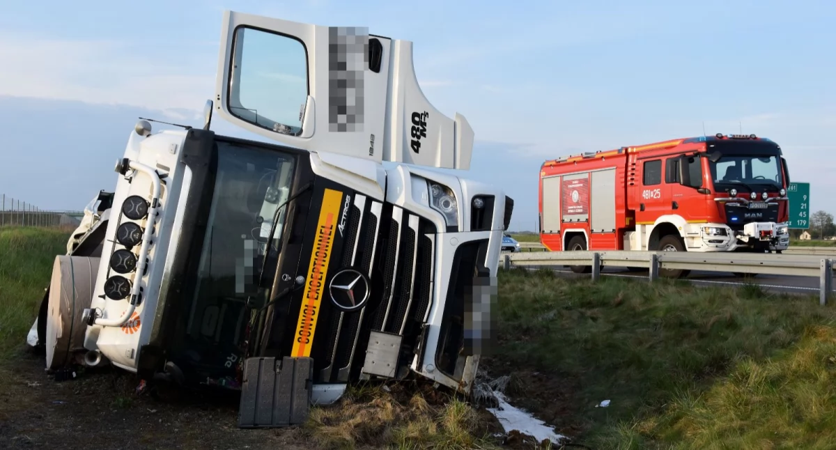 Przewrócona ciężarówka na S5 koło Kościana
