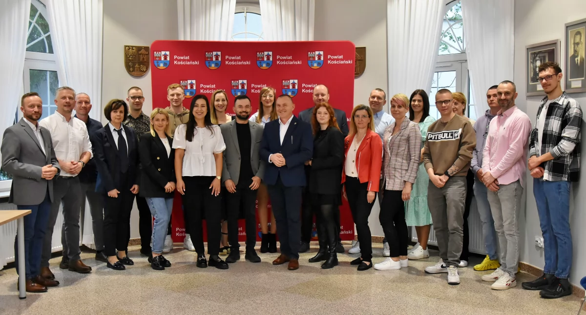 Wspólne zdjęcie beneficjentów dotacji na rozpoczęcie działalności gospodarcznej