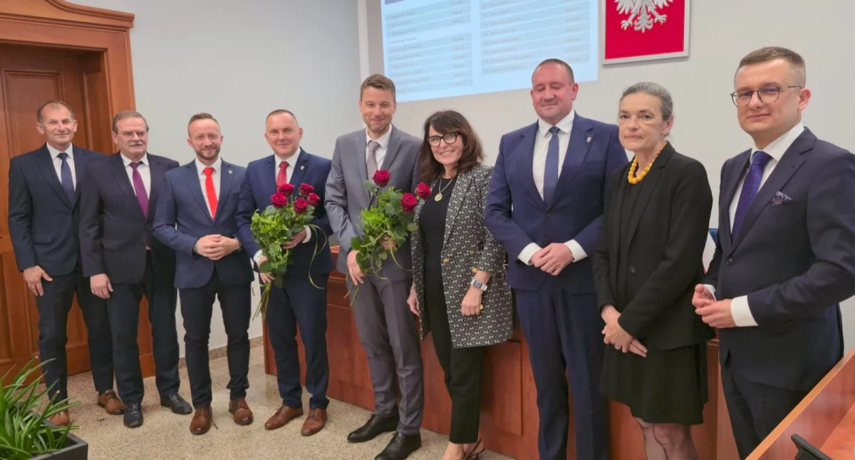 Sprawy lokalne, Starosta Zarząd otrzymali absolutorium wotum zaufania - zdjęcie, fotografia