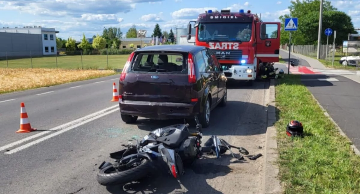 Wypadki drogowe, Motorowerzysta najechał osobówki! - zdjęcie, fotografia