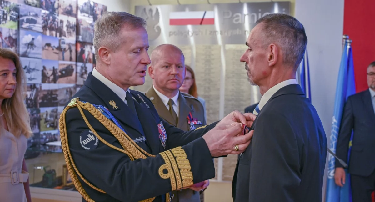 Maciej Baj otrzymujący Krzyż Zasługi za Dzielność