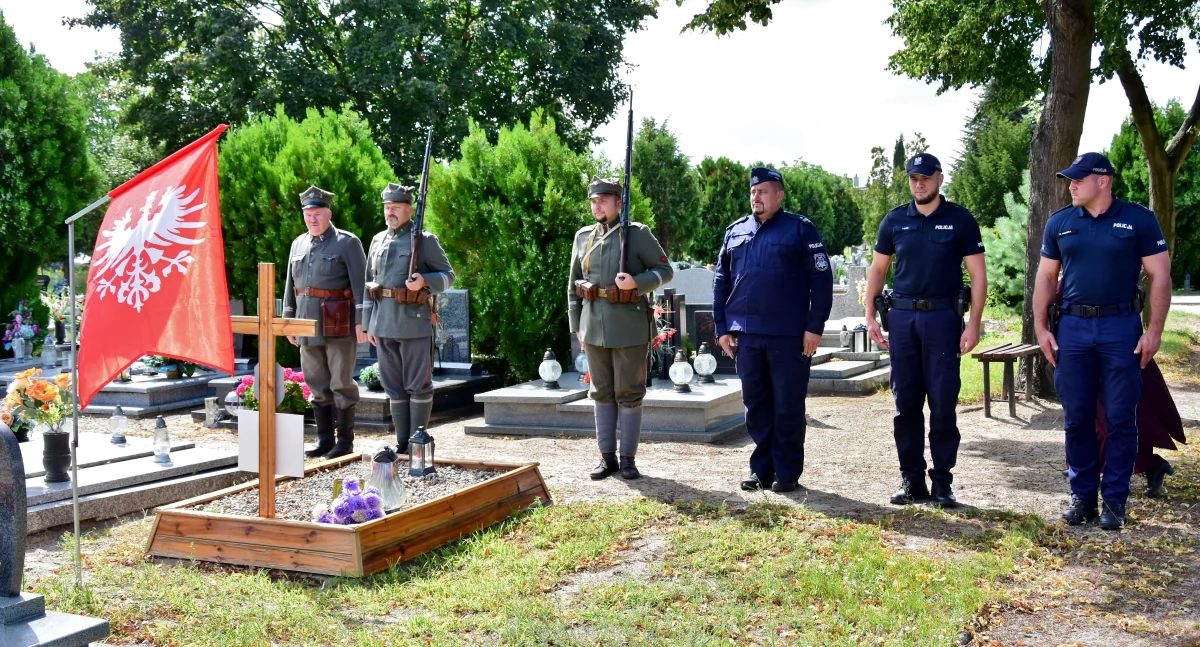 Uroczystość ustawienia pamiątkowych tabliczek przy grobach powstańców na cemntarzu w Kościanie