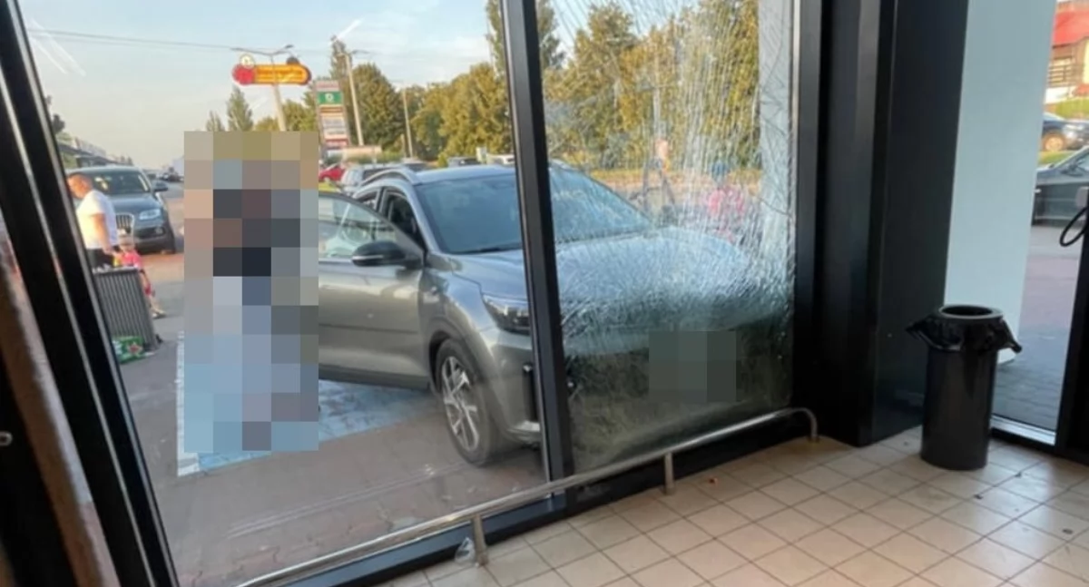 Wypadki drogowe, Wjechał samochodem sklep Poznańskiej! - zdjęcie, fotografia