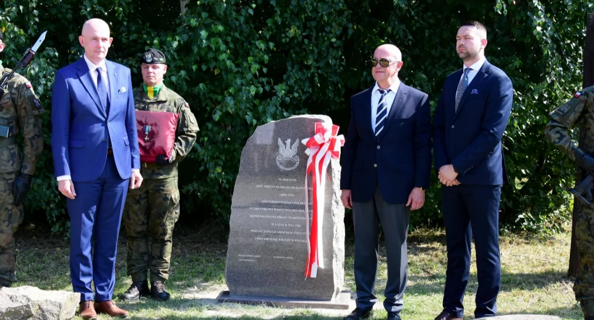 Uroczystości i pamięć, Tablica upamiętniająca generała Bukowieckiego stanęła Cichowie [ZDJĘCIA] - zdjęcie, fotografia