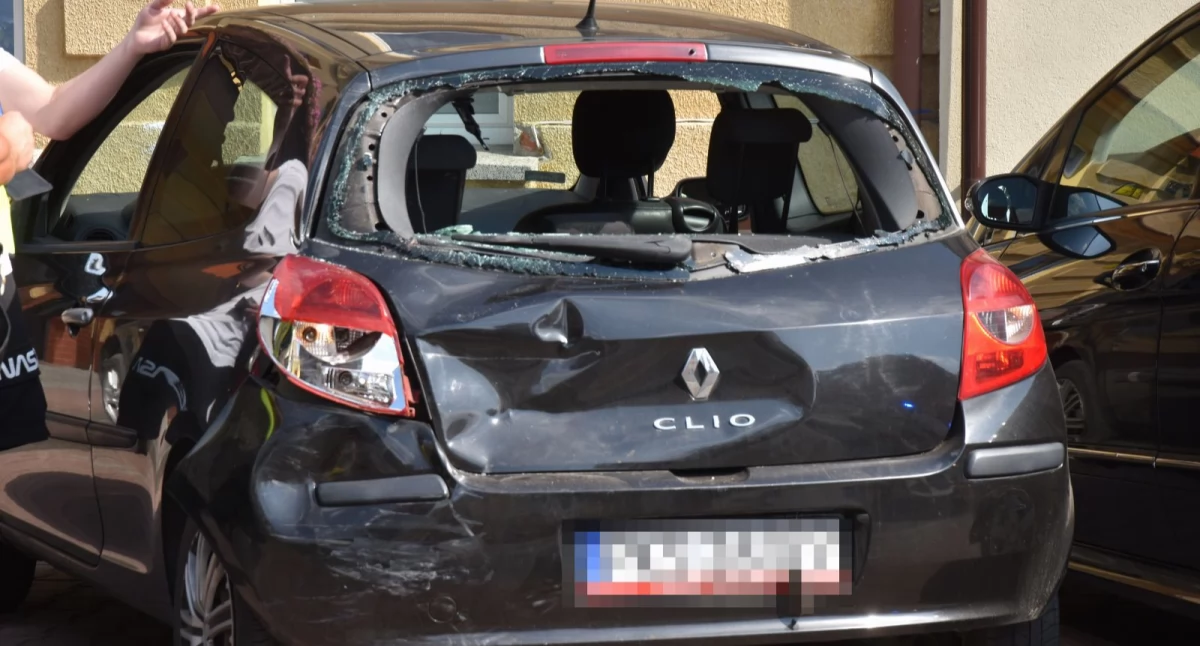 Wypadki drogowe, Zderzenie samochodu motoroweru Poznańskiej Jedna osoba trafiła szpitala [ZDJĘCIA] - zdjęcie, fotografia