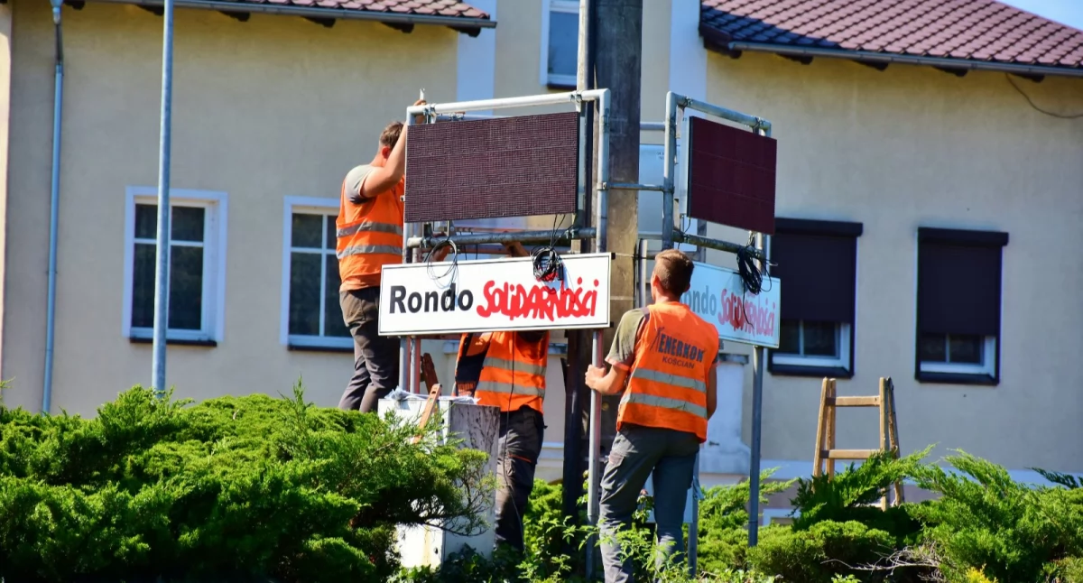 Sprawy lokalne, zegar Rondzie Solidarności montaż! - zdjęcie, fotografia