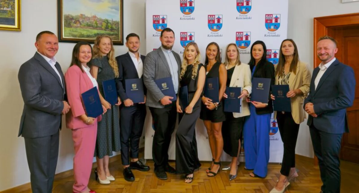 Szkoły, edukacja i nauka, Nauczyciele szkół powiatowych awansami! - zdjęcie, fotografia