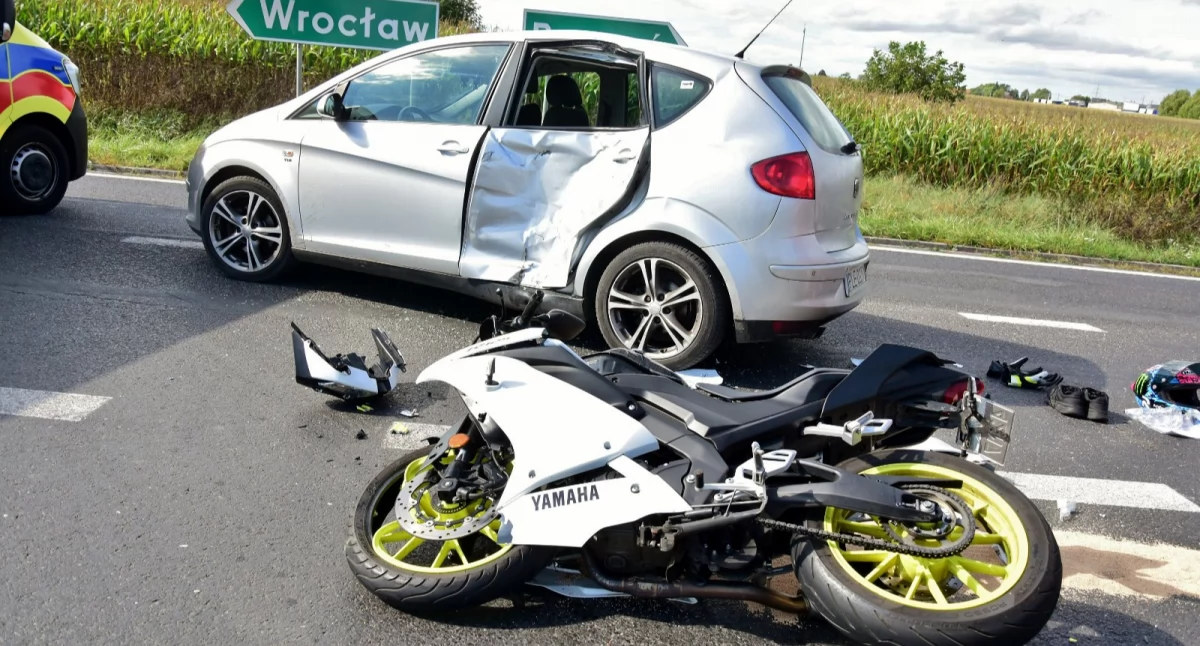 Wypadki drogowe, Wypadek obwodnicy Kościana Motocyklista trafił szpitala [ZDJĘCIA] - zdjęcie, fotografia