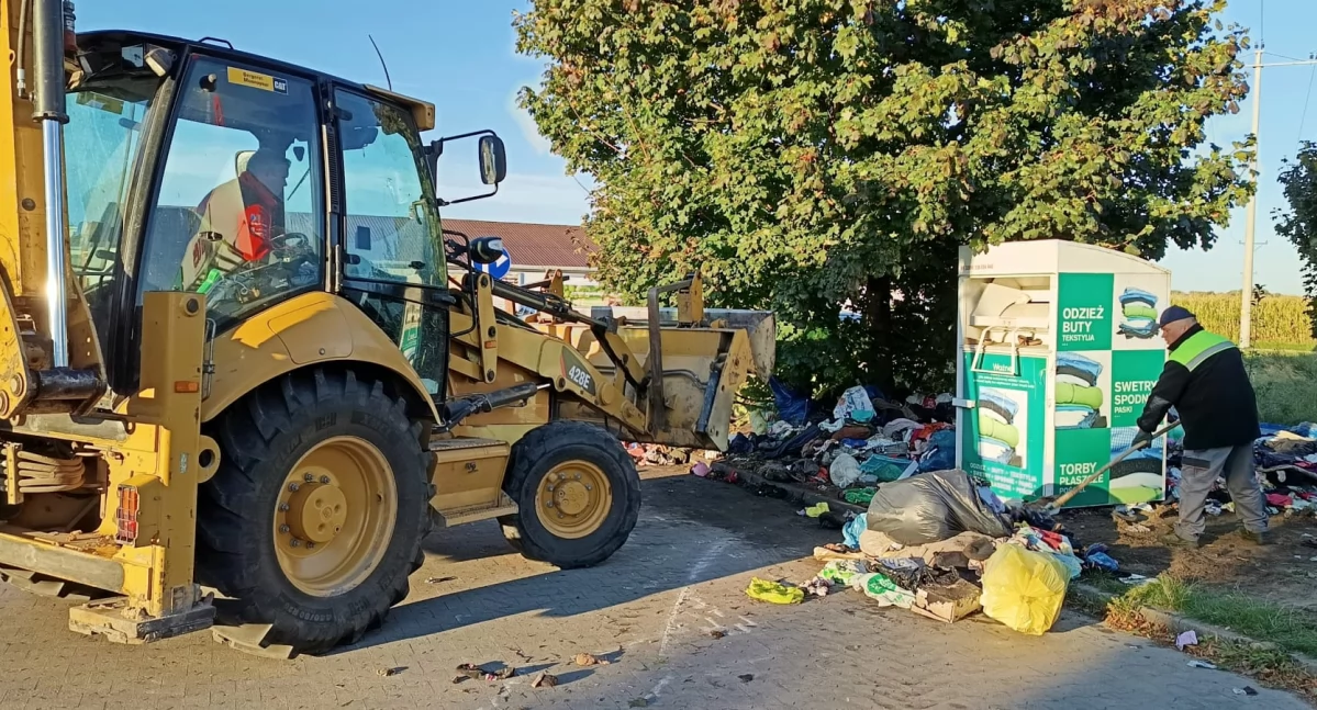 Sprawy lokalne, Zalegająca odzież galerii handlowej wreszcie uprzątnięta! - zdjęcie, fotografia