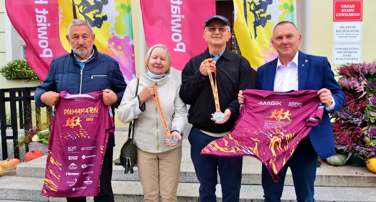 Biegi, Nordic Walking, Zaprezentowano medale koszulki uczestników półmaratonu - zdjęcie, fotografia