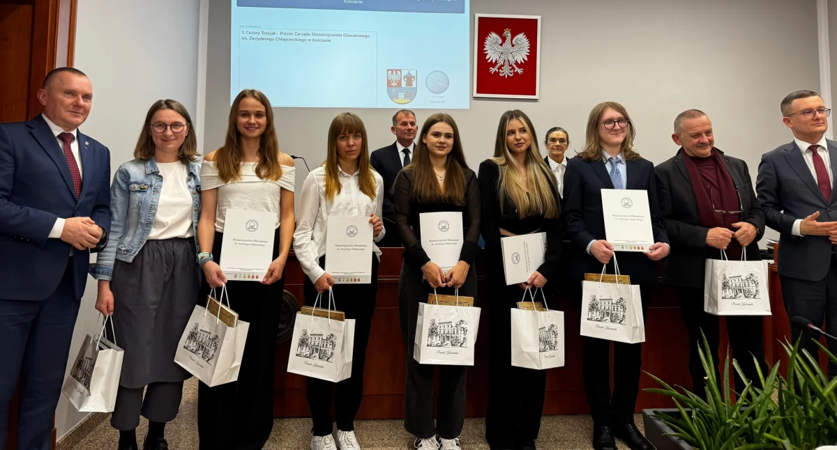 Sprawy lokalne, Stypendia studentów nagrody uczniów powiatu kościańskiego - zdjęcie, fotografia