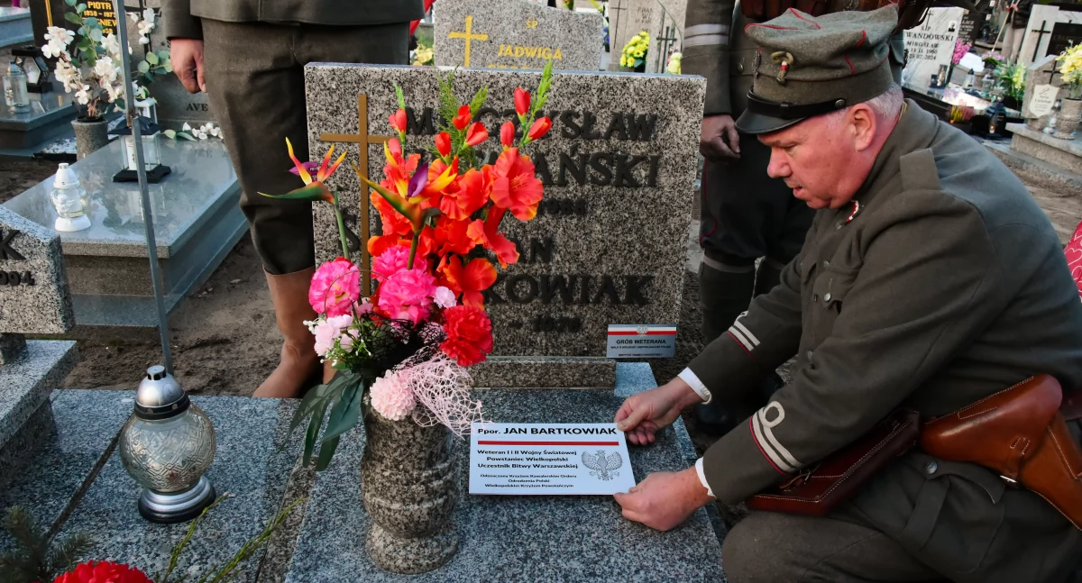 Uroczystości i pamięć, Ustawiono kolejne tabliczki grobach powstańców Kościanie [ZDJĘCIA] - zdjęcie, fotografia