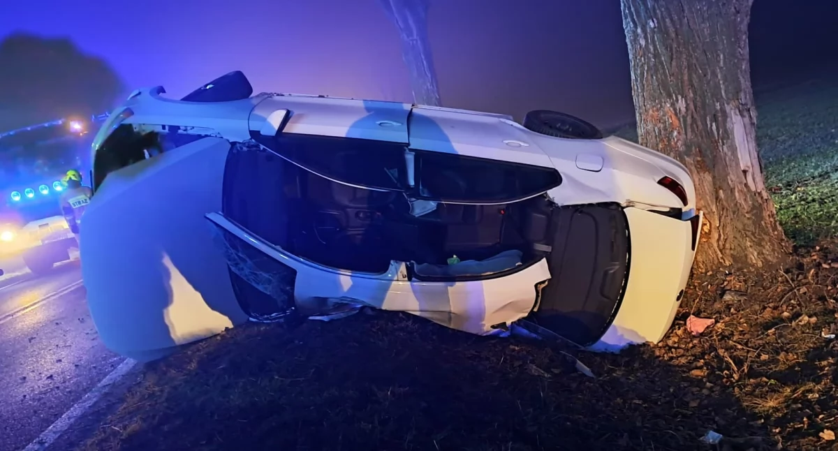Wypadki drogowe, Wypadek drodze Jerka Śrem Kierowca trafił szpitala - zdjęcie, fotografia