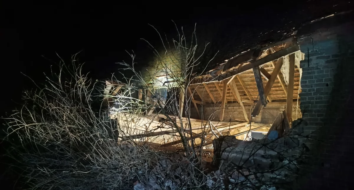Inne zdarzenia, Zawalił budynek gospodarczy wszystkie zwierzęta przeżyły - zdjęcie, fotografia