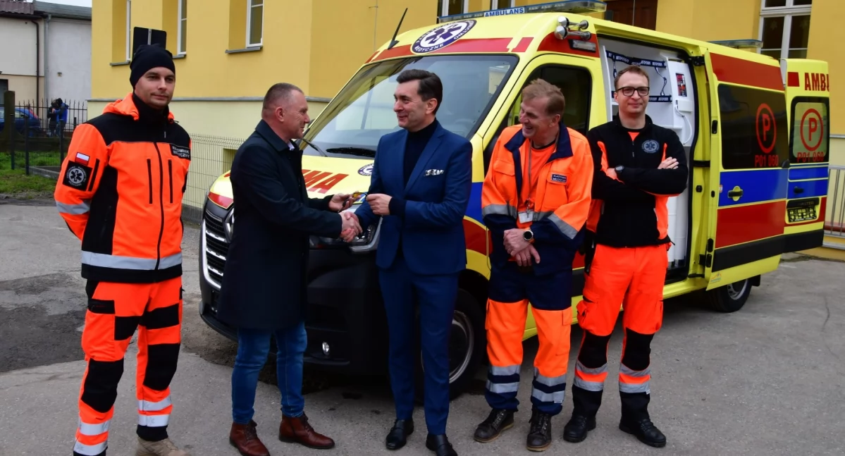 Szpitale i zdrowie, ambulans kościańskim szpitalu - zdjęcie, fotografia