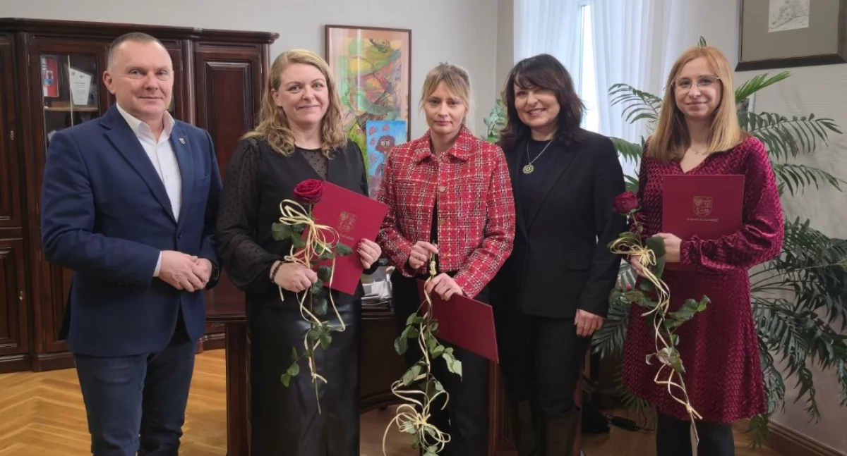 Szkoły, edukacja i nauka, Nauczycielki Konopnickiej awansem - zdjęcie, fotografia