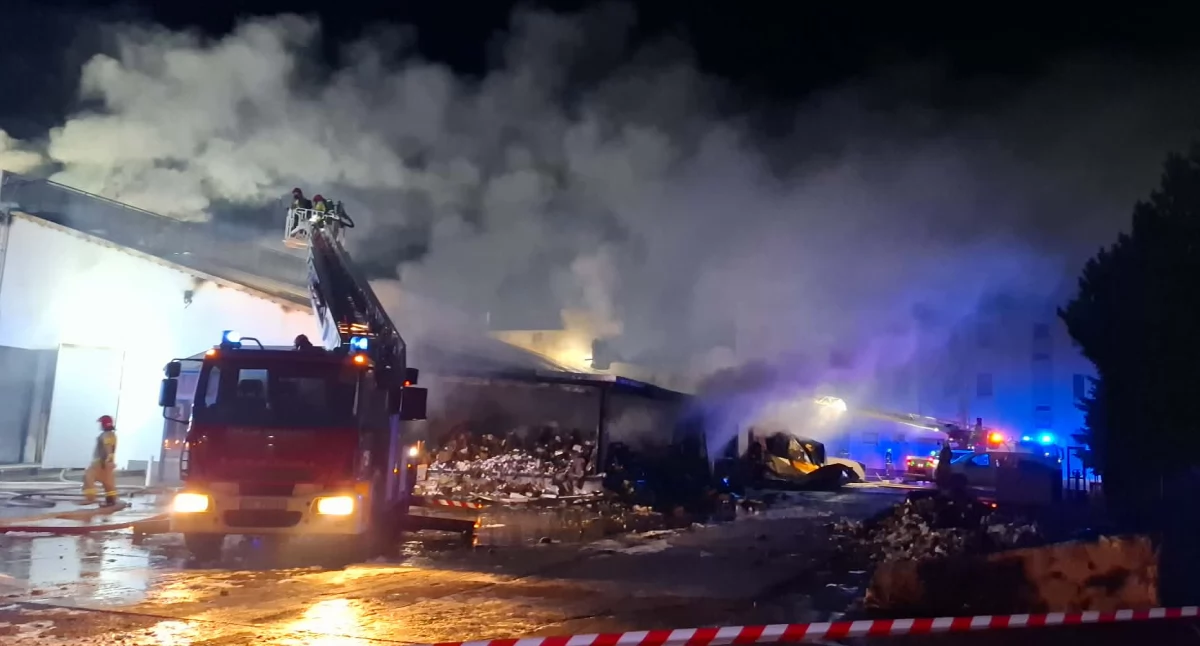 Pożary, Potężny pożar Rawiczu akcji gaśniczej brali udział strażacy Racotu - zdjęcie, fotografia