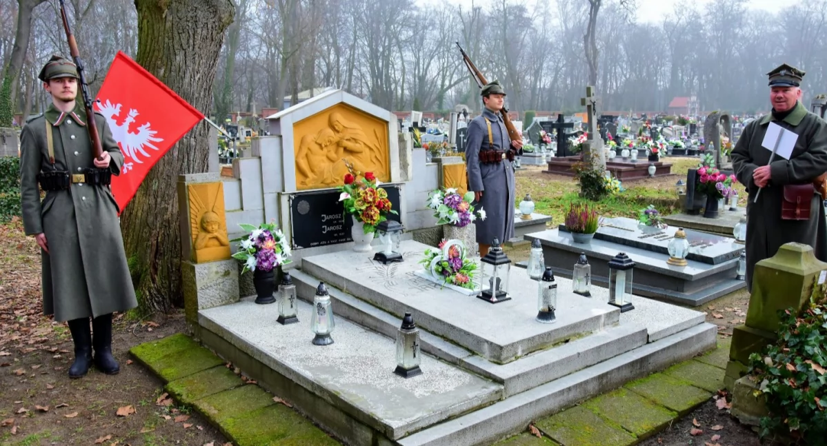 Uroczystości i pamięć, Kolejna tabliczka upamiętniająca powstańca kościańskim cmentarzu [ZDJĘCIA] - zdjęcie, fotografia