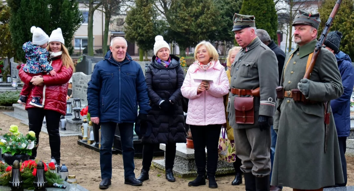 Uroczystości i pamięć, Tabliczki powstańców Wzruszająca ceremonia kościańskich cmentarzach - zdjęcie, fotografia