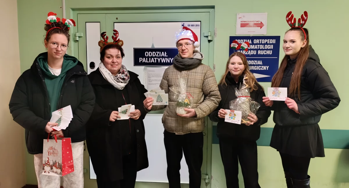 Szkoły, edukacja i nauka, Uczniowie Ratajczaka przygotowali kartki świąteczne pacjentów - zdjęcie, fotografia