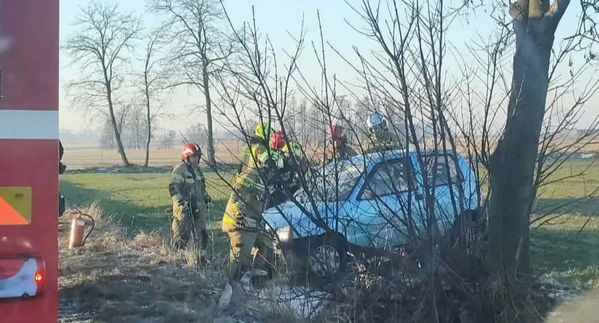 Wypadki drogowe, Dachował Fiatem koło Bronikowa - zdjęcie, fotografia