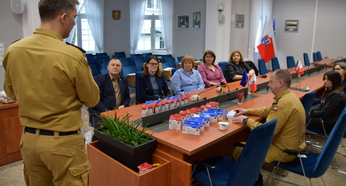 Sprawy lokalne, Przekazano czujki tlenku węgla - zdjęcie, fotografia