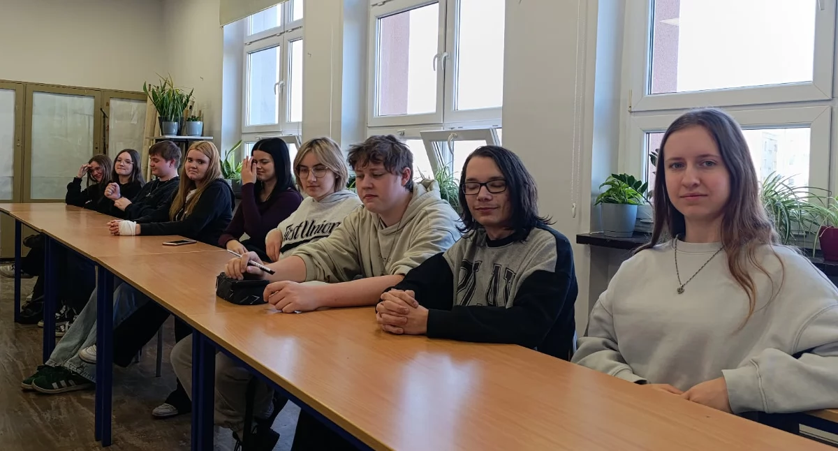 Szkoły, edukacja i nauka, reklama granice Debata wokół kampanii Tomaszem Karolakiem - zdjęcie, fotografia