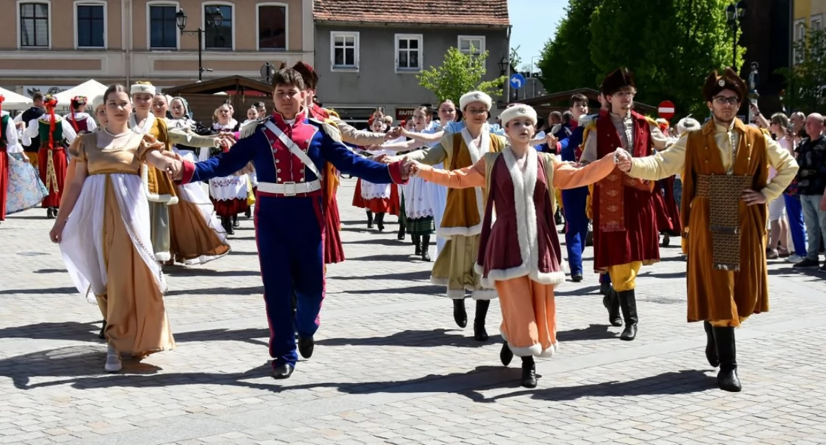 Uroczystości i pamięć, Wspólny polonez kościańskim Rynku [ZDJECIA] - zdjęcie, fotografia