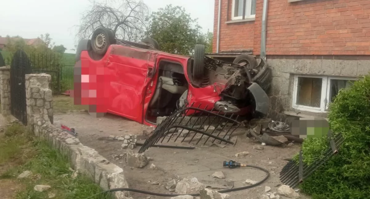 Wypadki drogowe, dachował Poladowie Kierowca pijany - zdjęcie, fotografia