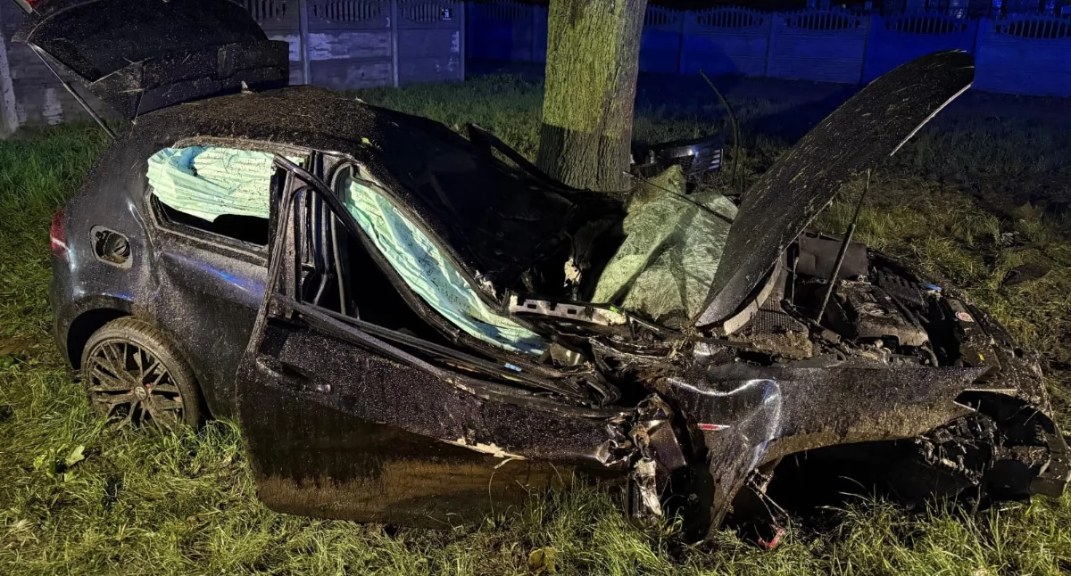 Wypadki drogowe, Poważny wypadek Jerce latek wjechał drzewo - zdjęcie, fotografia