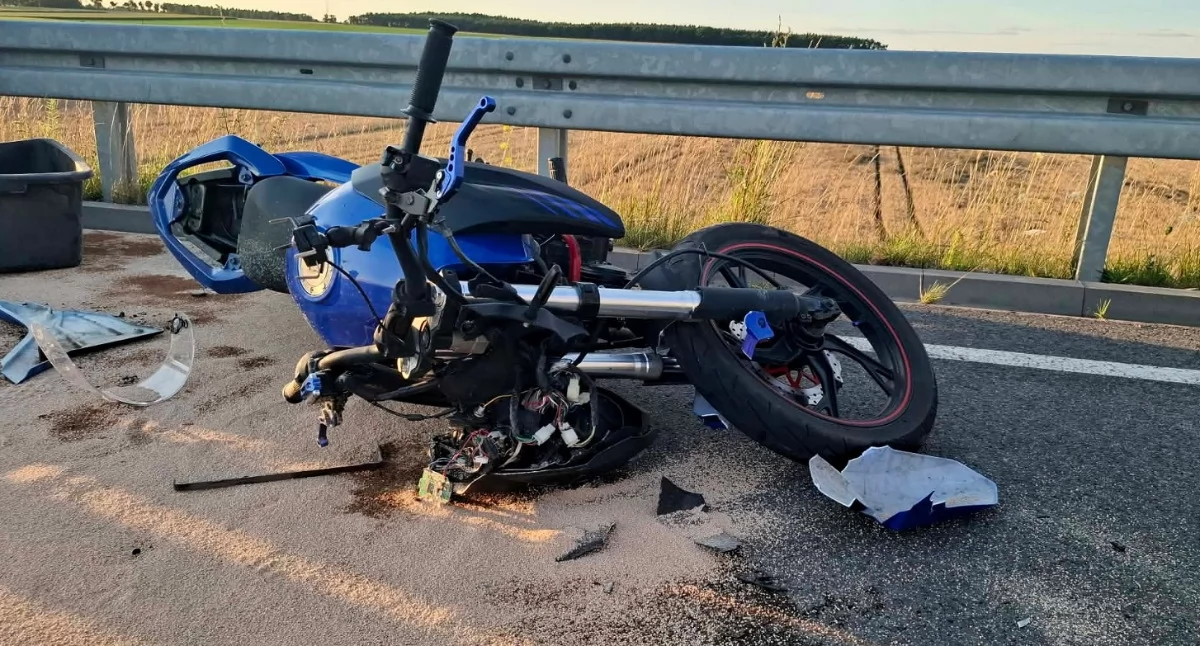 Wypadki drogowe, Kolizja motoroweru samochodu latek trafił szpitala - zdjęcie, fotografia
