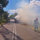 Paliły się baloty słomy na przyczepie (3)