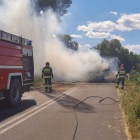 Paliły się baloty słomy na przyczepie (1)