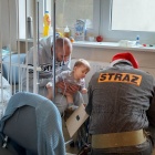 Święty Mikołaj odwiedził dzieci w szpitalu (1)