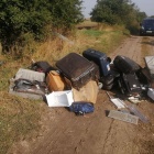 Śmieci na drodze w Kurowie (1)