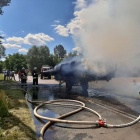 Paliły się baloty słomy na przyczepie (4)