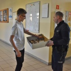 Policjanci rozdawali pączki
