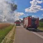 Paliły się baloty słomy na przyczepie