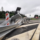 Wjechała w barierki na S5 (3)