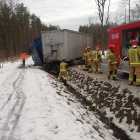 Wjechał ciężąrówką do rowu (3)