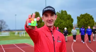 Dominik Wolff planuje kolejne, charytatywne wyzwanie. 50 kilometrów układając kostkę Rubika