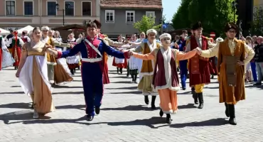 Wspólny polonez na kościańskim Rynku [ZDJECIA]