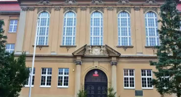 Wymiana okien w Kolbergu. Wciąż potrzebny jest remont elewacji!